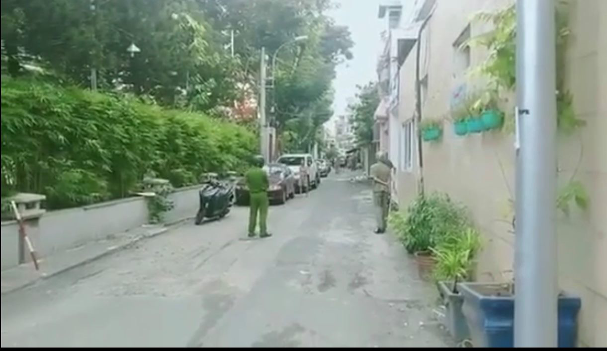 CLIP: C&ocirc;ng an bao v&acirc;y, khống chế người đ&agrave;n &ocirc;ng cầm hung kh&iacute; g&acirc;y n&aacute;o loạn ở quận 3 - Ảnh 1.
