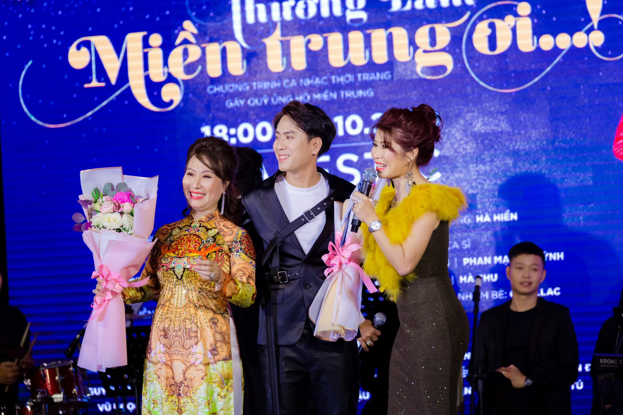 MC Thanh Bạch v&agrave; Thi Thảo g&acirc;y x&uacute;c động trong đ&ecirc;m nhạc &ldquo;Thương lắm miền Trung ơi&rdquo; - Ảnh 2.