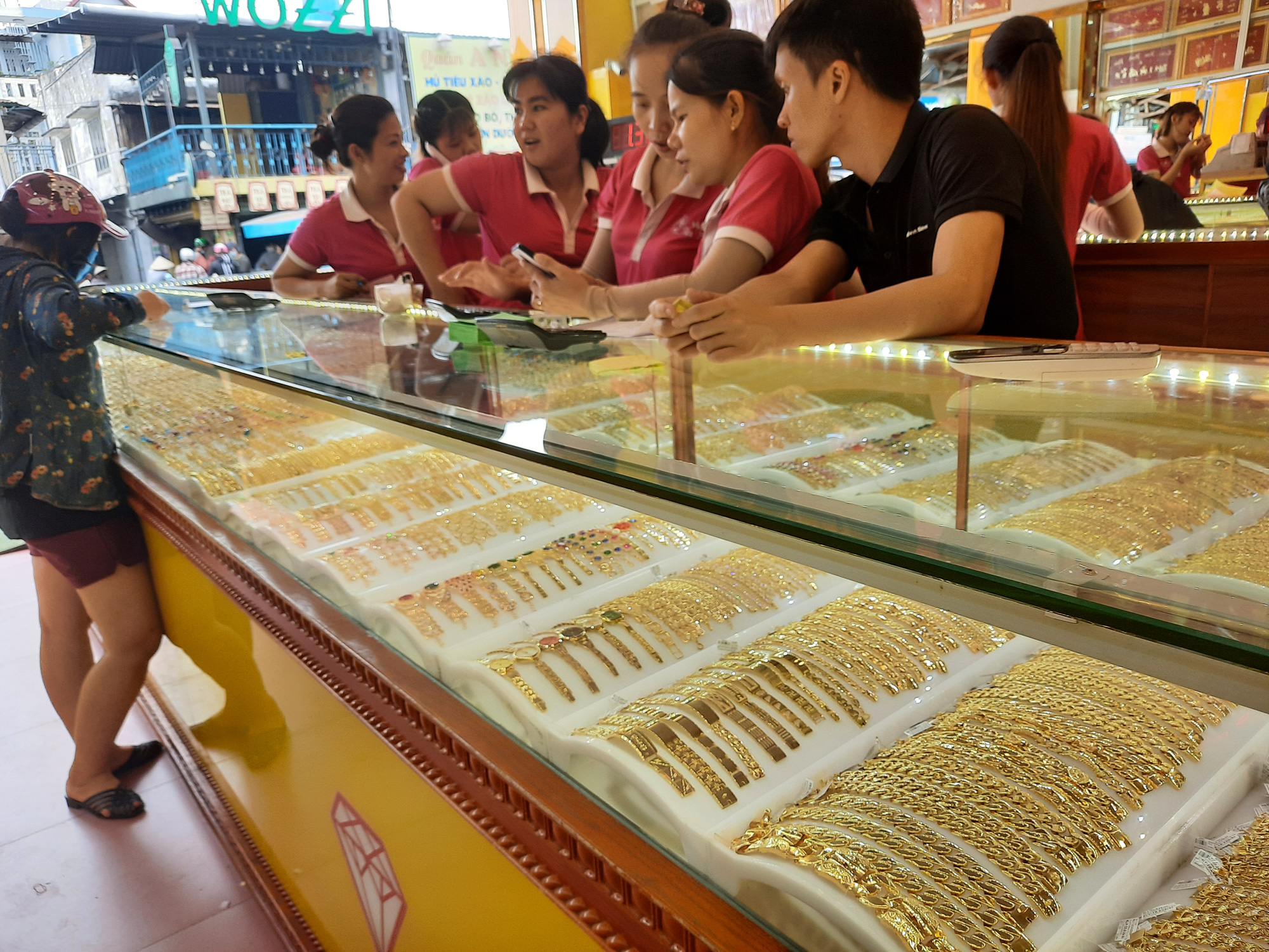 Gi&aacute; v&agrave;ng h&ocirc;m nay 29-10: Giảm mạnh 750.000 đồng/lượng, USD tăng gi&aacute; đột ngột - Ảnh 1.