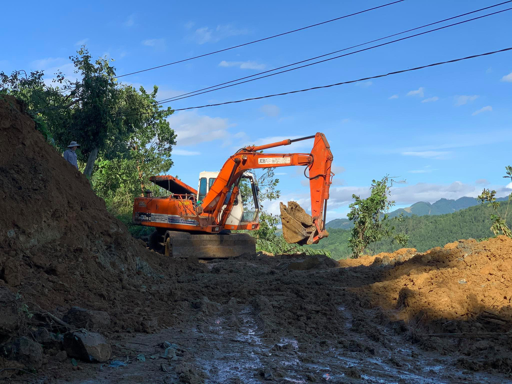 CLIP: Đo&agrave;n c&ocirc;ng t&aacute;c Ph&oacute; Thủ tướng tr&ecirc;n đường v&agrave;o hiện trường vụ sạt lở v&ugrave;i lấp hơn 40 người ở Quảng Nam - Ảnh 9.