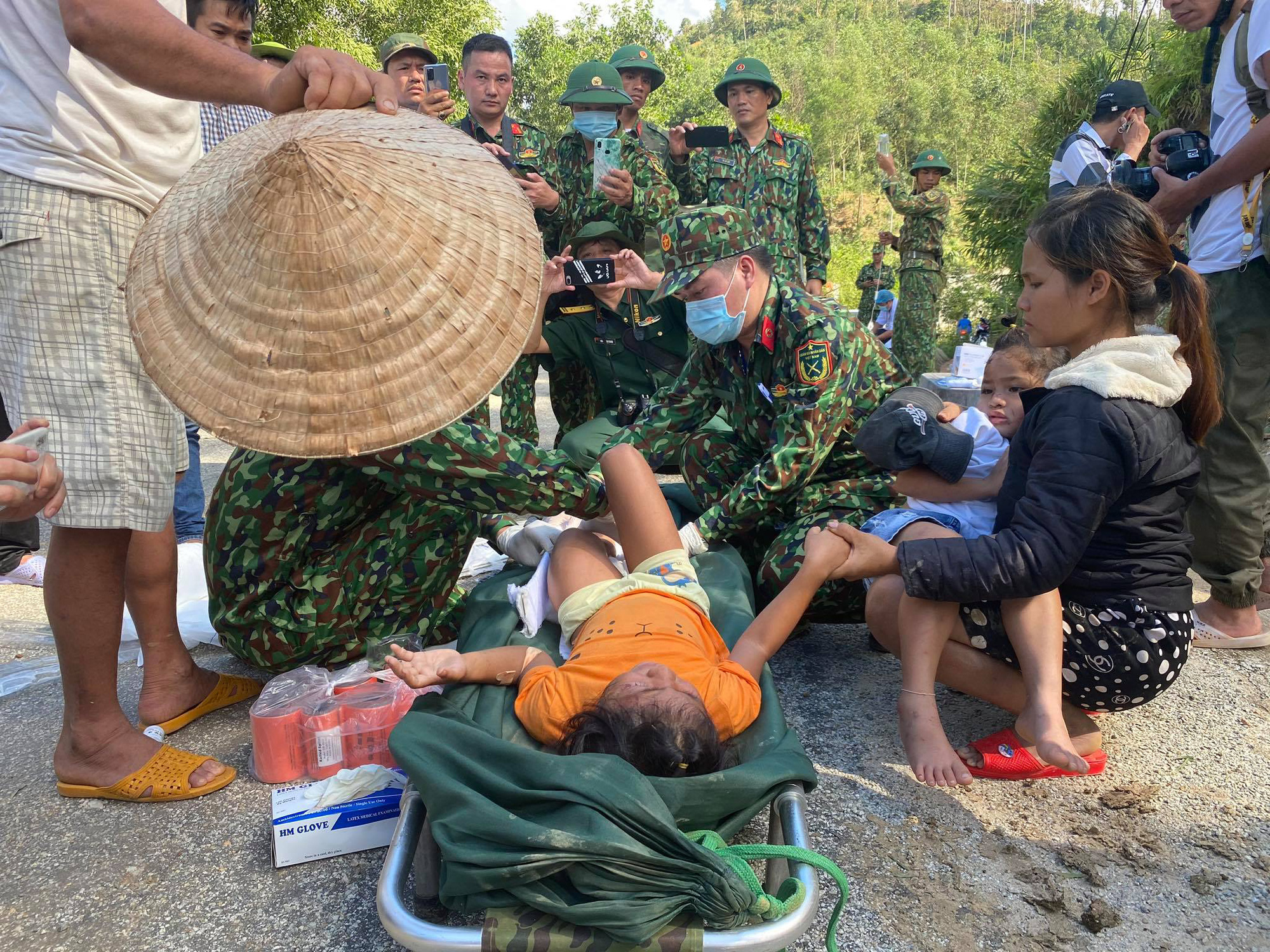 Vụ sạt lở n&uacute;i v&ugrave;i lấp ở x&atilde; Tr&agrave; Leng: Cứu sống được 33 người - Ảnh 3.