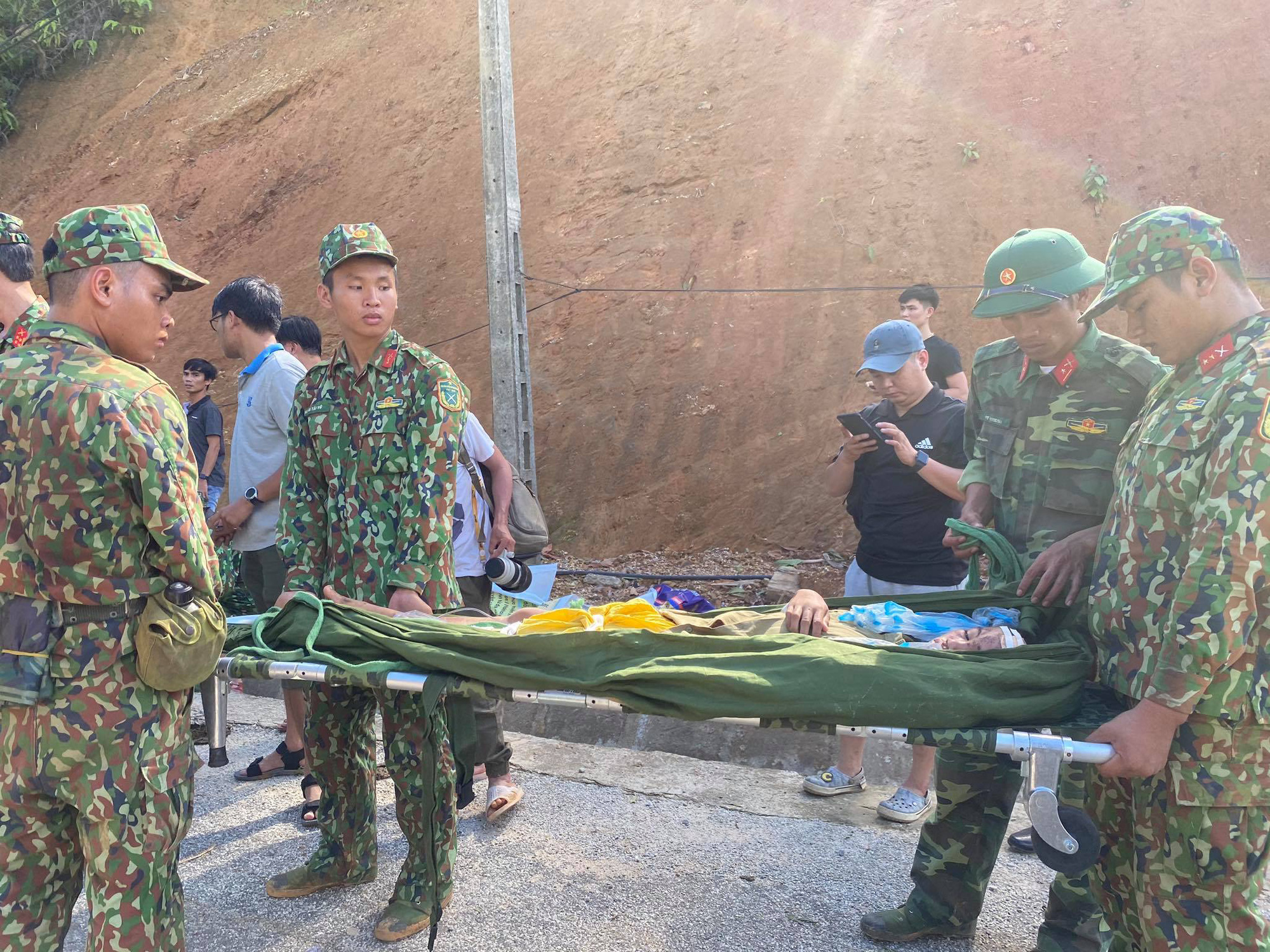 Vụ sạt lở n&uacute;i v&ugrave;i lấp ở x&atilde; Tr&agrave; Leng: Cứu sống được 33 người - Ảnh 11.