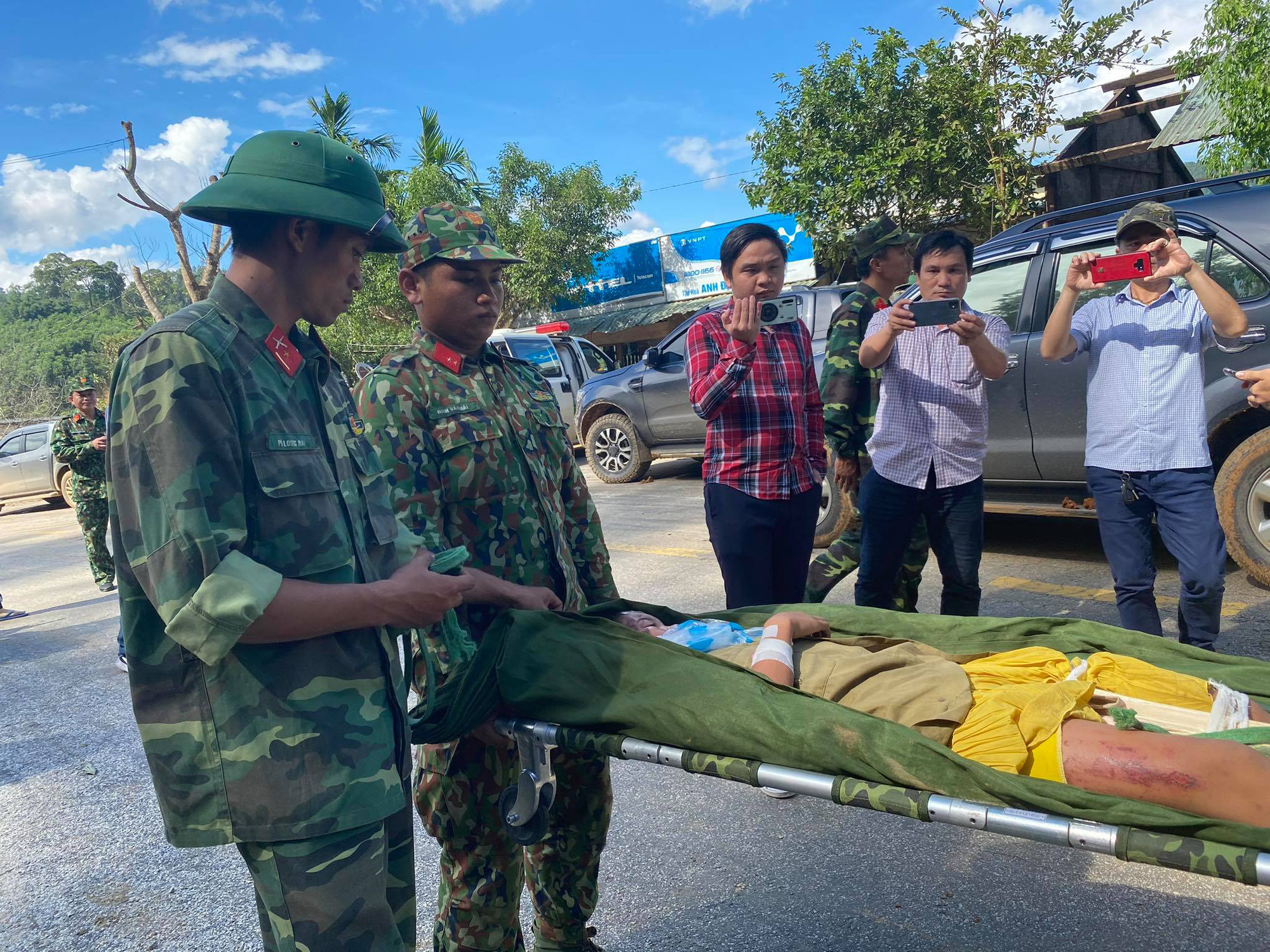 Vụ sạt lở n&uacute;i v&ugrave;i lấp ở x&atilde; Tr&agrave; Leng: Cứu sống được 33 người - Ảnh 12.