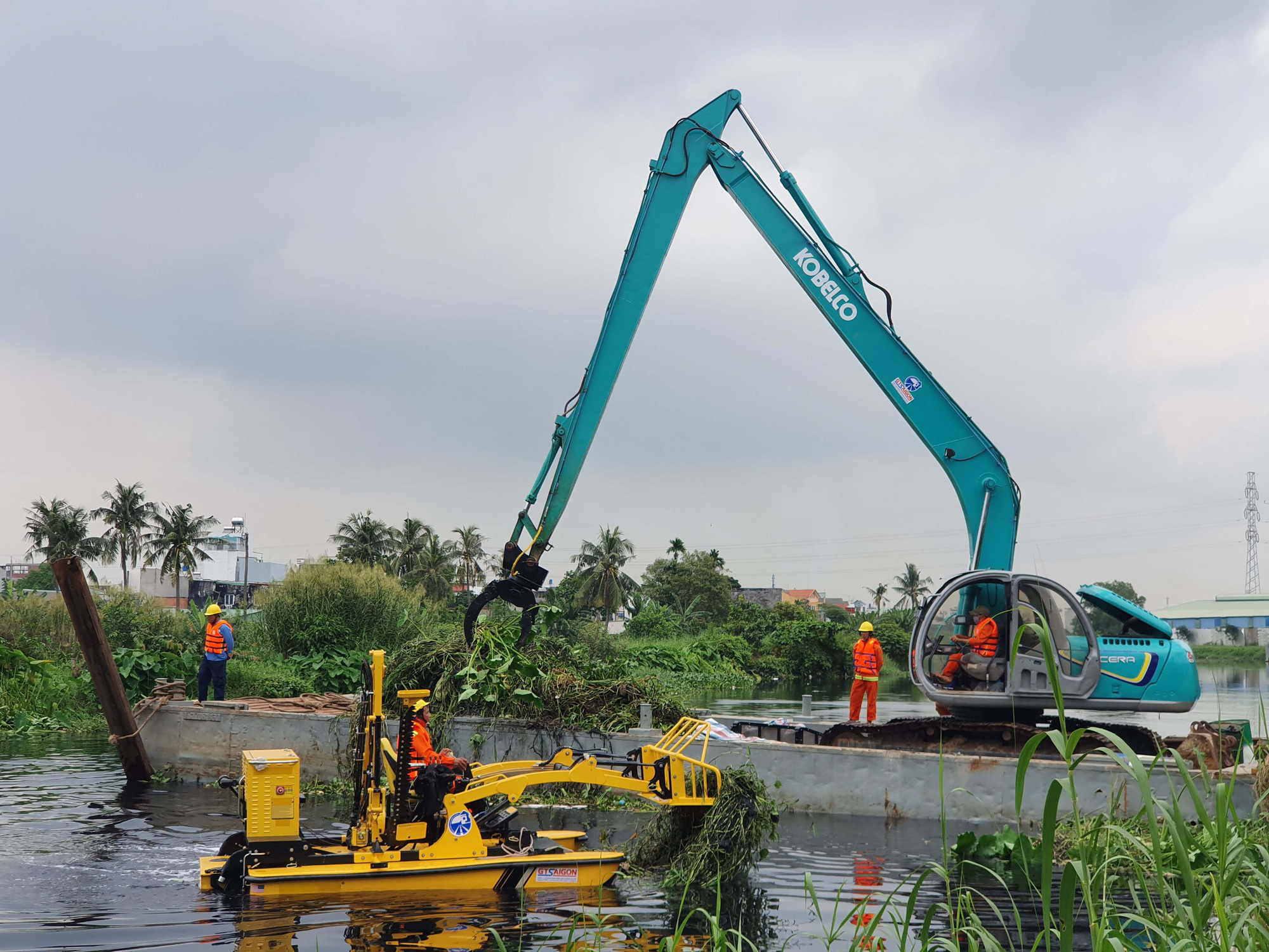Đề xuất thuê máy vớt rác trên sông, rạch