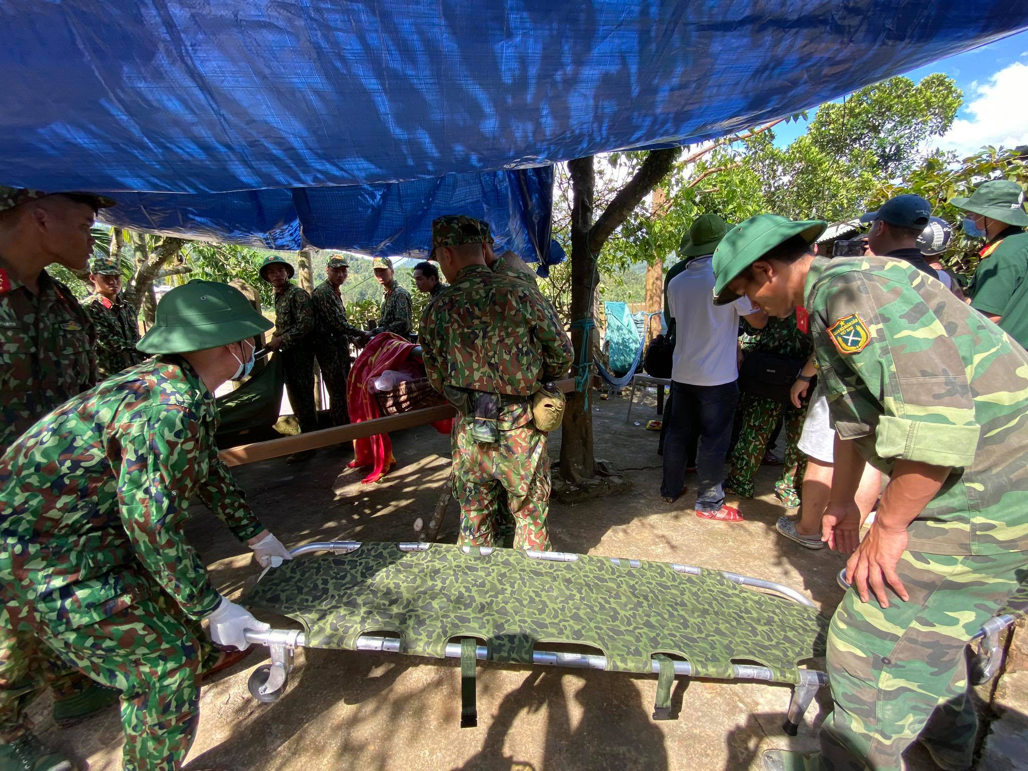 Vụ sạt lở n&uacute;i v&ugrave;i lấp ở x&atilde; Tr&agrave; Leng: Cứu sống được 33 người - Ảnh 15.