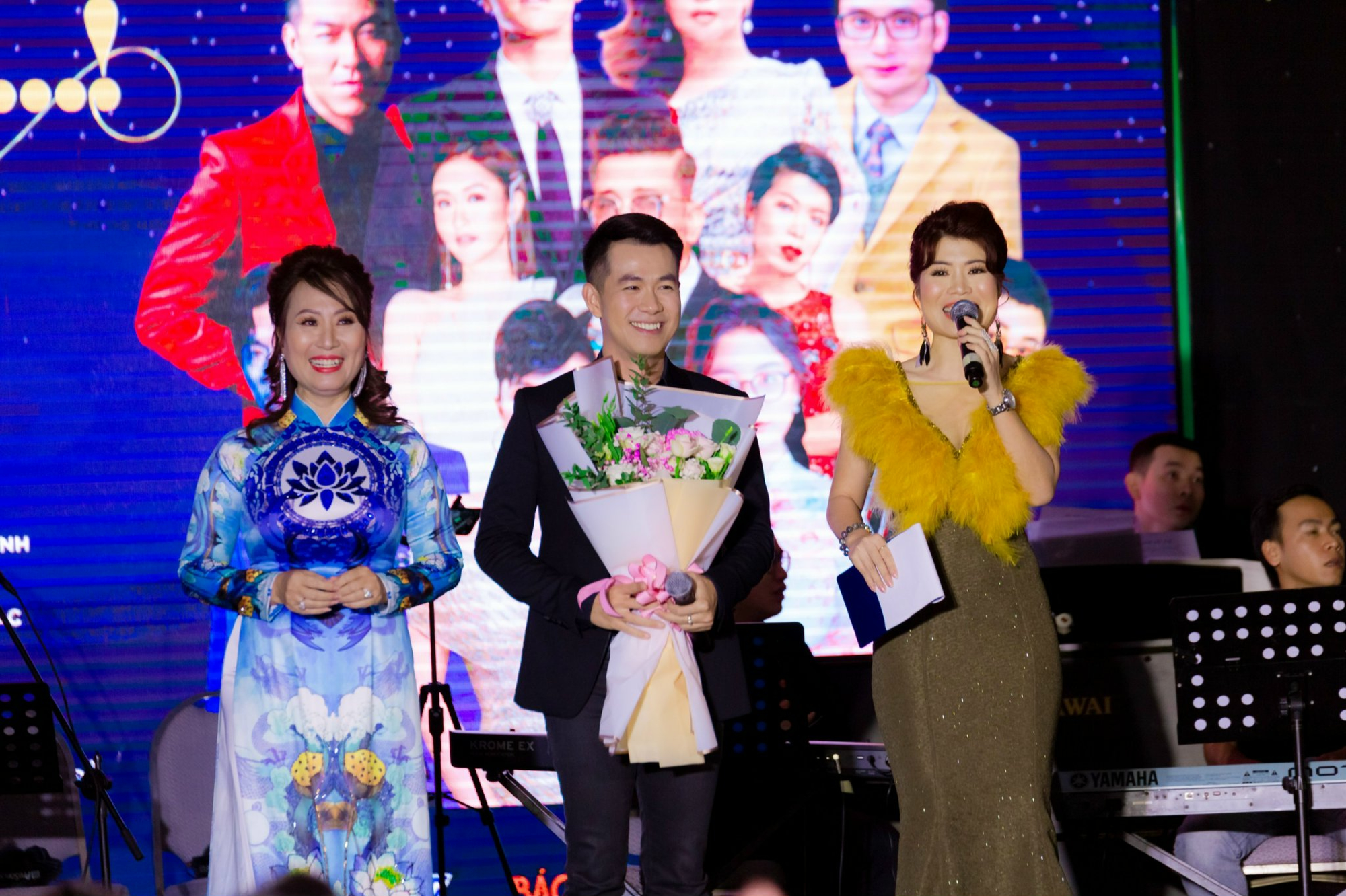 MC Thanh Bạch v&agrave; Thi Thảo g&acirc;y x&uacute;c động trong đ&ecirc;m nhạc &ldquo;Thương lắm miền Trung ơi&rdquo; - Ảnh 7.