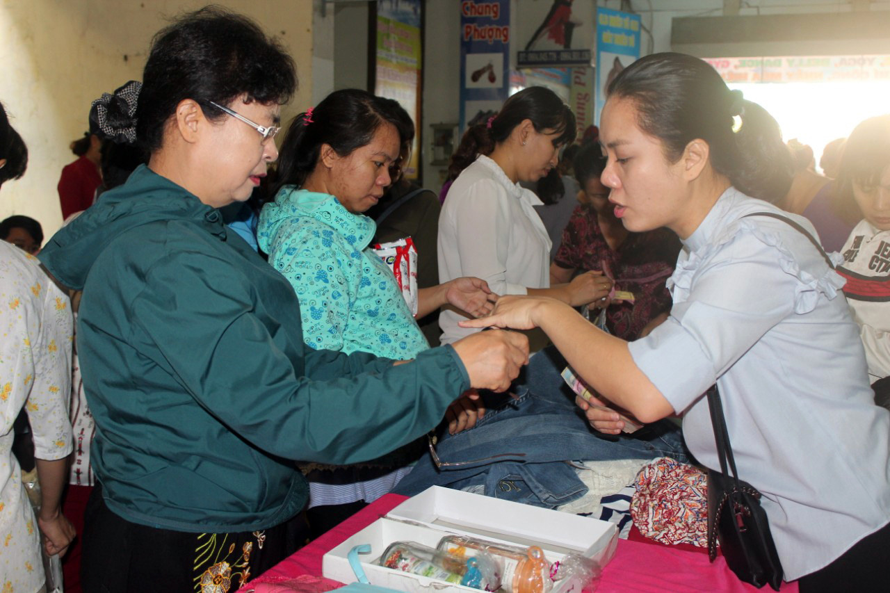 Phi&ecirc;n chợ nghĩa t&igrave;nh chăm lo c&ocirc;ng nh&acirc;n - Ảnh 1.