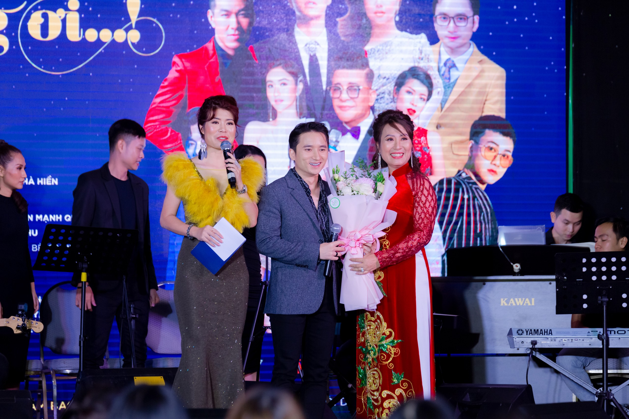 MC Thanh Bạch v&agrave; Thi Thảo g&acirc;y x&uacute;c động trong đ&ecirc;m nhạc &ldquo;Thương lắm miền Trung ơi&rdquo; - Ảnh 10.