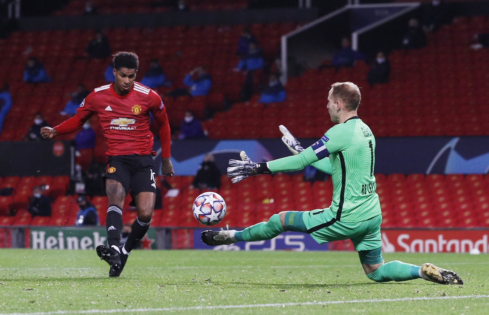 Rashford lập hat-trick v&agrave;ng, Man United v&ugrave;i dập b&ograve; đỏ RB Leipzig - Ảnh 4.