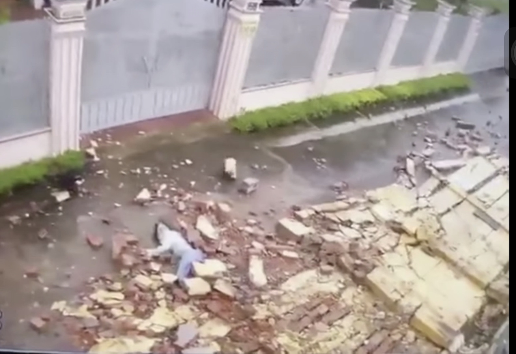 CLIP: C&ocirc; g&aacute;i đi bộ trong b&atilde;o số 9 bị tường gạch đ&egrave; g&acirc;y thương t&iacute;ch nặng - Ảnh 1.