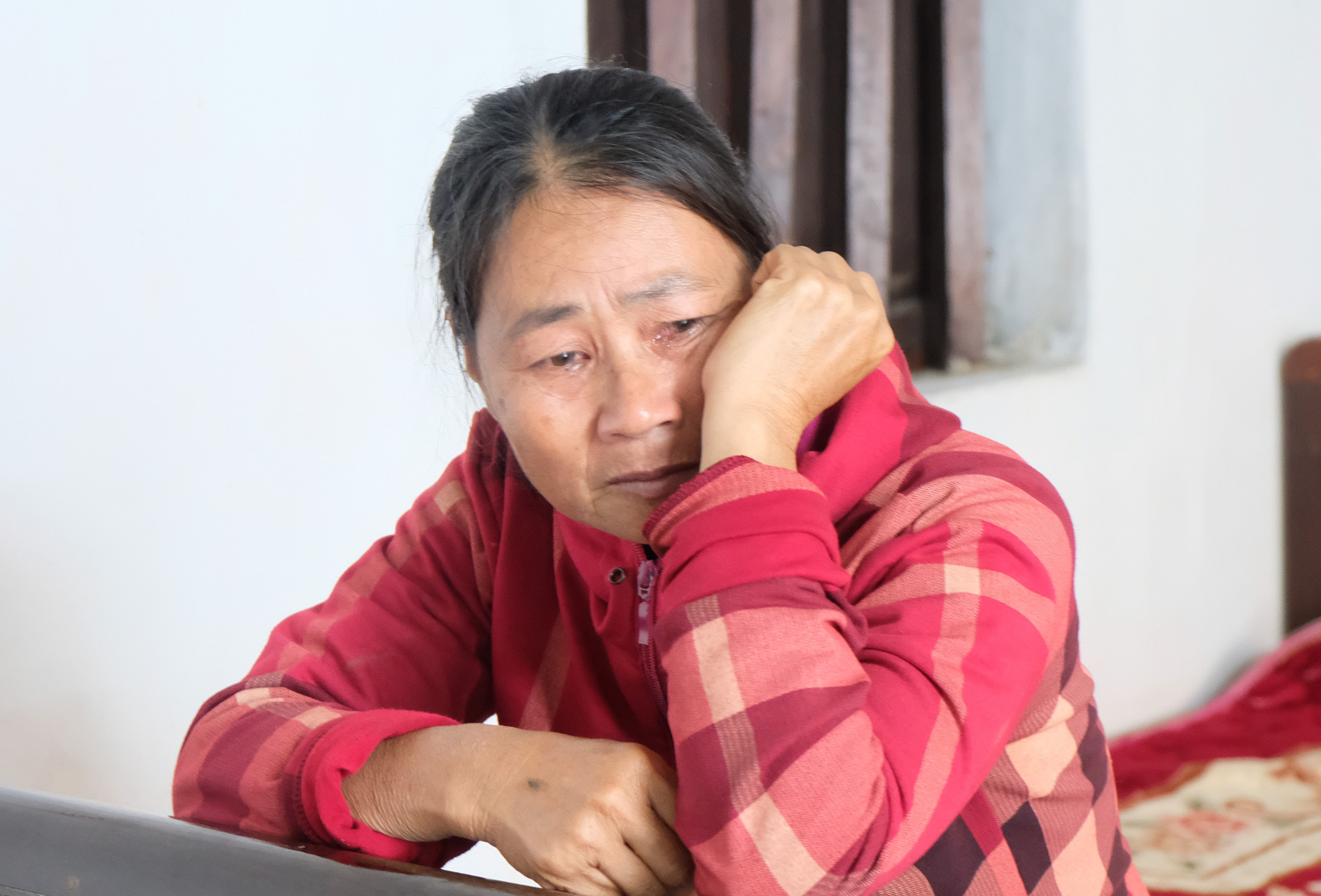 Trao qu&agrave; bạn đọc B&aacute;o Người Lao Động tới người th&acirc;n 2 c&ocirc;ng nh&acirc;n gặp nạn ở R&agrave;o Trăng 3 - Ảnh 2.