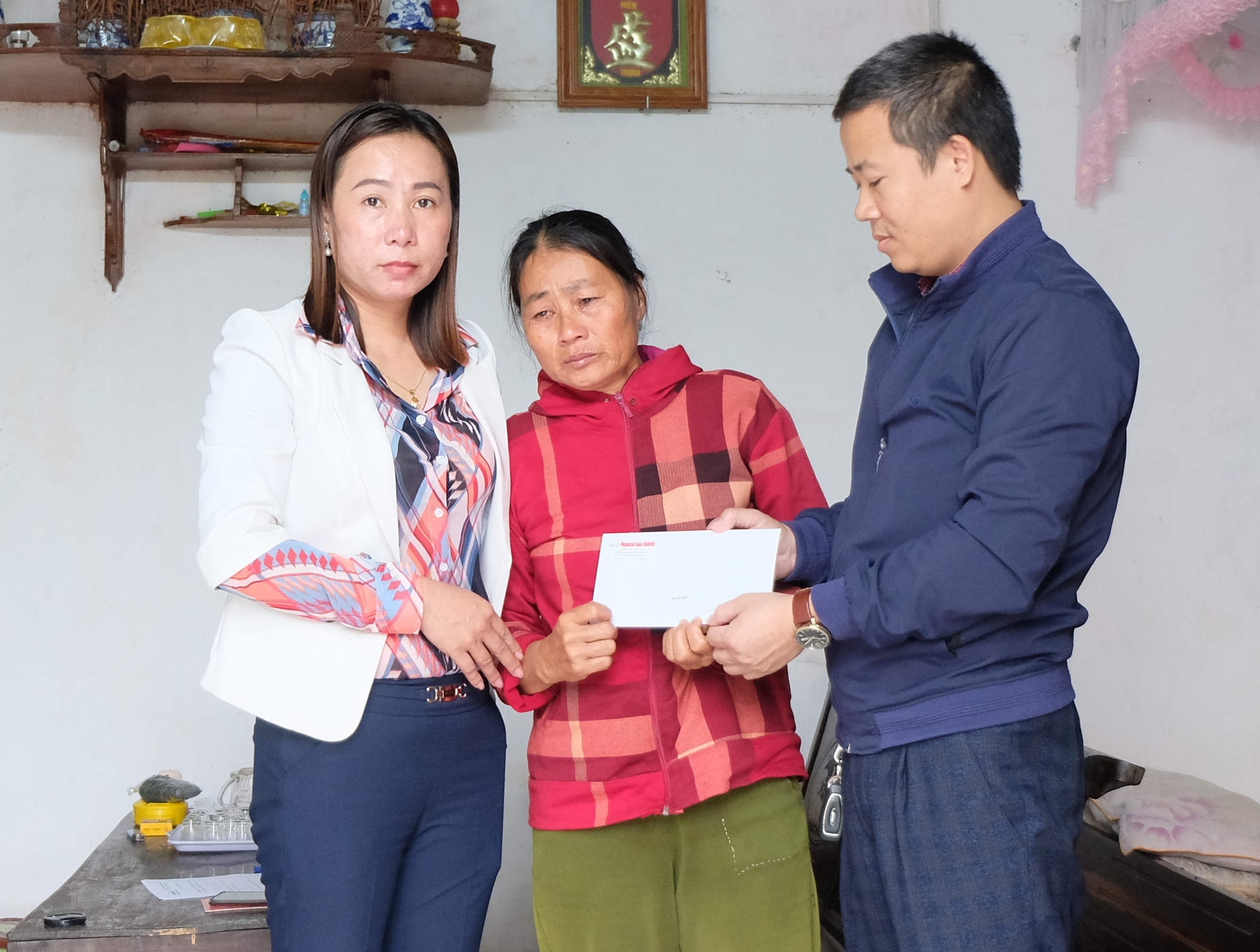 Trao qu&agrave; bạn đọc B&aacute;o Người Lao Động tới người th&acirc;n 2 c&ocirc;ng nh&acirc;n gặp nạn ở R&agrave;o Trăng 3 - Ảnh 1.