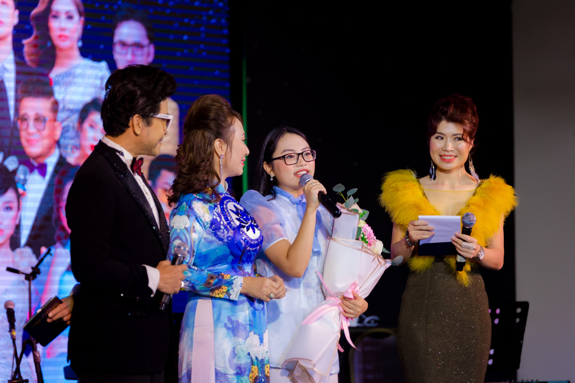 MC Thanh Bạch v&agrave; Thi Thảo g&acirc;y x&uacute;c động trong đ&ecirc;m nhạc &ldquo;Thương lắm miền Trung ơi&rdquo; - Ảnh 13.