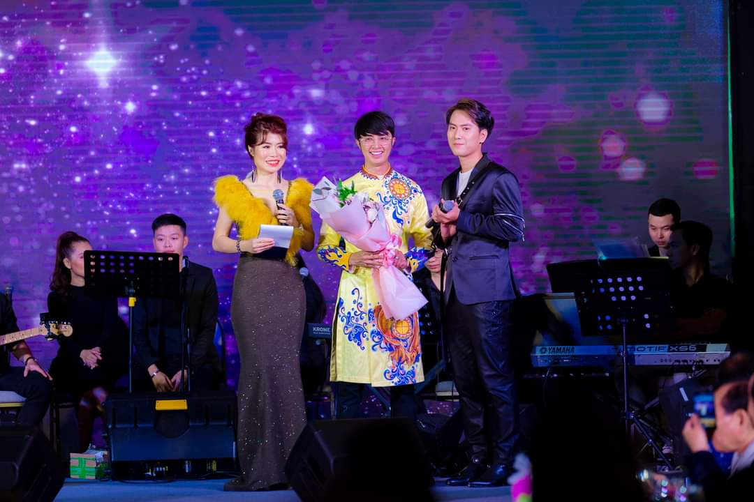 MC Thanh Bạch v&agrave; Thi Thảo g&acirc;y x&uacute;c động trong đ&ecirc;m nhạc &ldquo;Thương lắm miền Trung ơi&rdquo; - Ảnh 15.