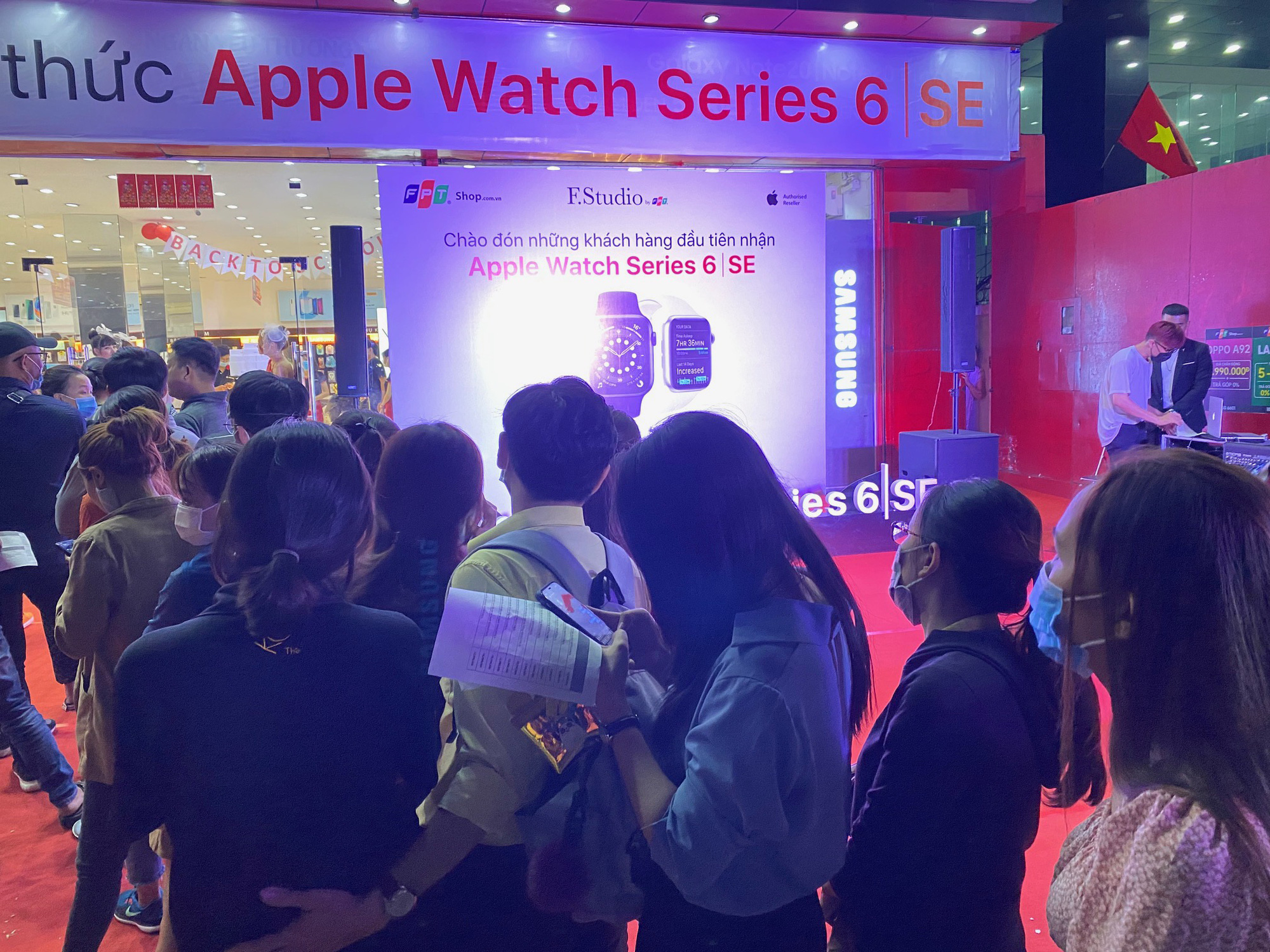Xếp hàng rồng rắn chờ mua Apple Watch