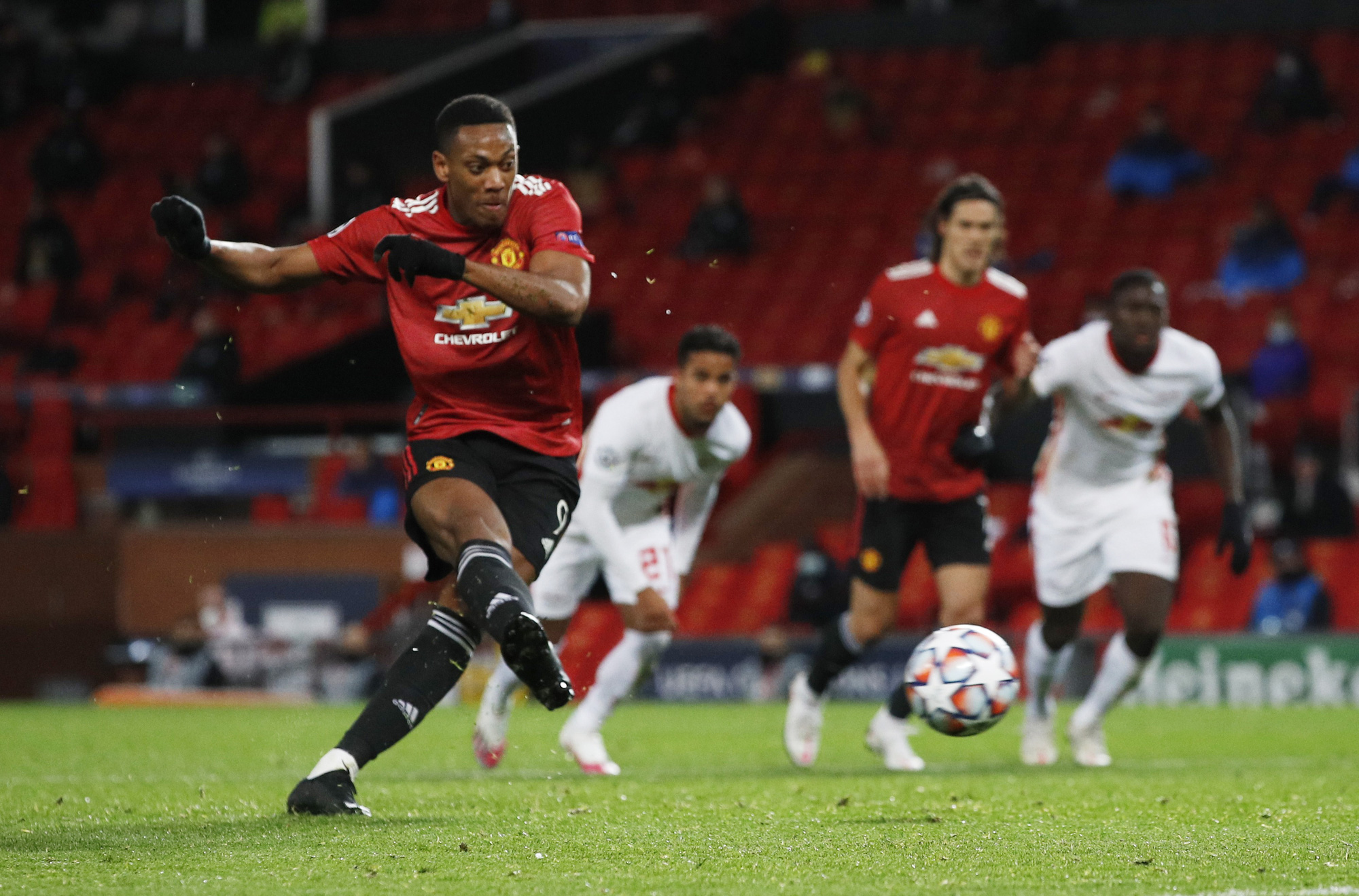 Rashford lập hat-trick v&agrave;ng, Man United v&ugrave;i dập b&ograve; đỏ RB Leipzig - Ảnh 5.