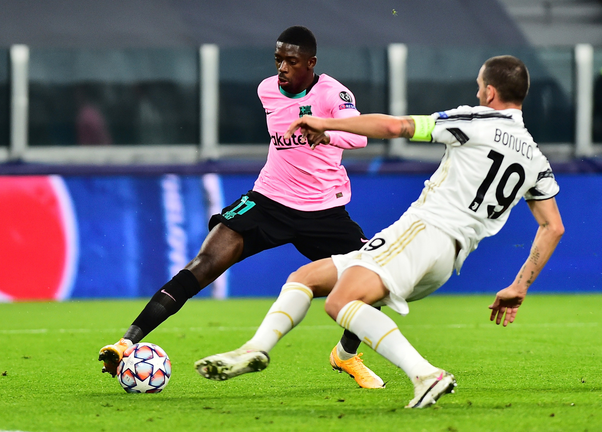 Barcelona đè bẹp Juventus ở Turin, hẹn Ronaldo tái đấu Messi