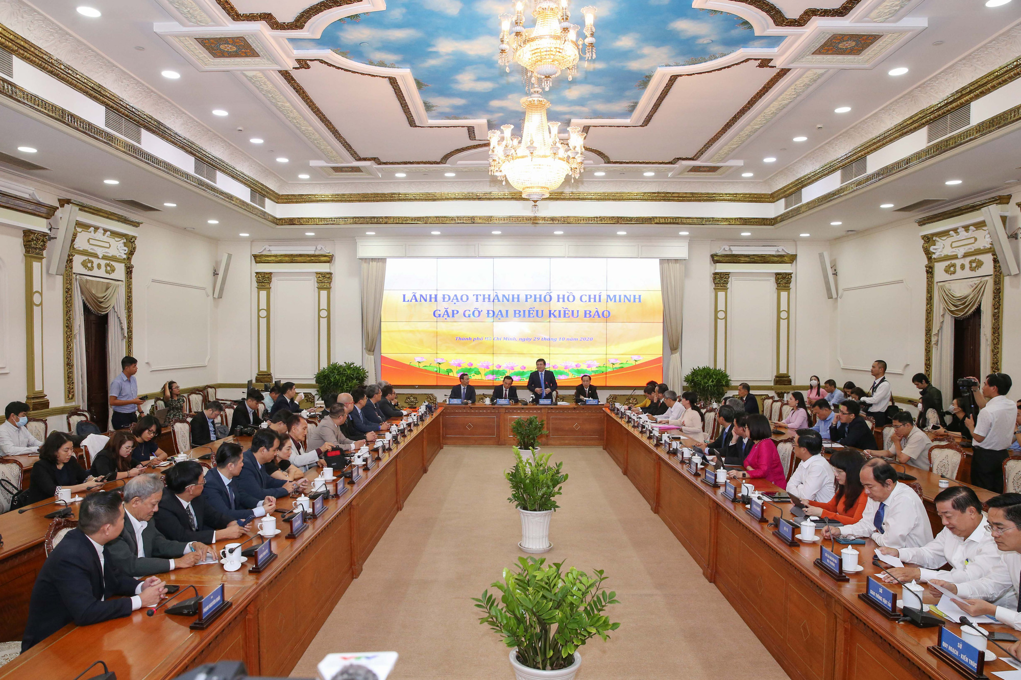 L&atilde;nh đạo TP HCM đặt h&agrave;ng kiều b&agrave;o g&oacute;p &yacute; ph&aacute;t triển kinh tế TP - Ảnh 1.