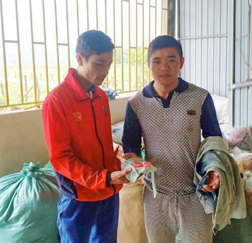 Nhặt được v&agrave;ng trong đồ cứu trợ, thanh ni&ecirc;n v&ugrave;ng lũ t&igrave;m c&aacute;ch trả lại - Ảnh 1.