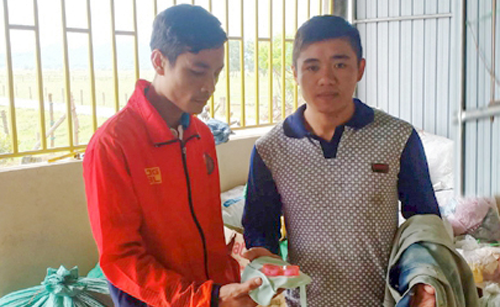 Nhặt được vàng trong đồ cứu trợ, thanh niên vùng lũ tìm cách trả lại