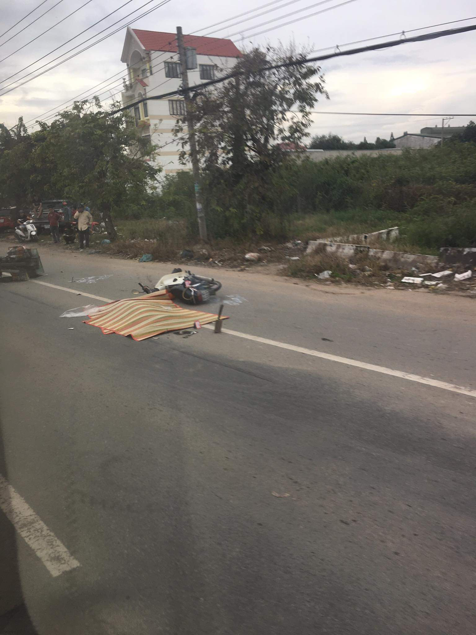 B&igrave;nh Dương: Hai xe m&aacute;y t&ocirc;ng nhau, người đ&agrave;n &ocirc;ng bị xe phun b&ecirc;-t&ocirc;ng c&aacute;n chết - Ảnh 2.