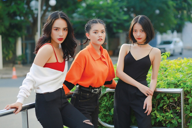 “Tiệc trăng máu”, “Thang máy”… ra rạp nối tiếp “Ròm” - Ảnh 3.