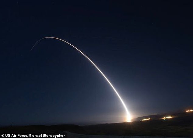 Mỹ phóng thành công ICBM trong "bộ ba răn đe hạt nhân"