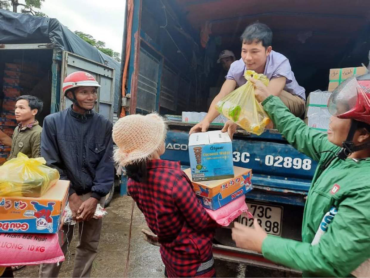 MC Quyền Linh tất bật hoạt động cứu trợ tại Huế - Ảnh 8.