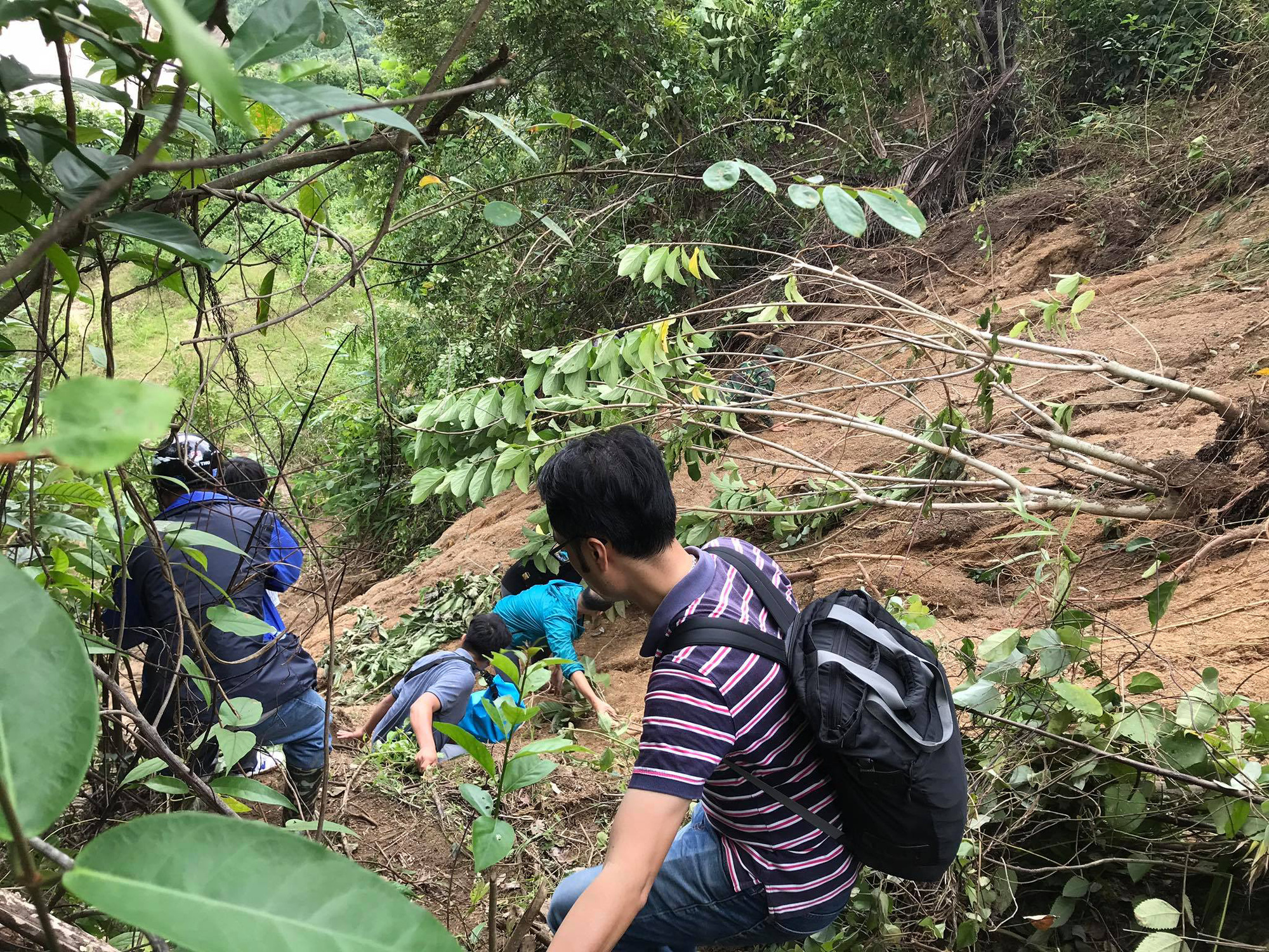 13 người bị v&ugrave;i lấp ở Phước Sơn: B&iacute; thư v&agrave; Chủ tịch tỉnh Quảng Nam băng rừng đến hiện trường - Ảnh 2.