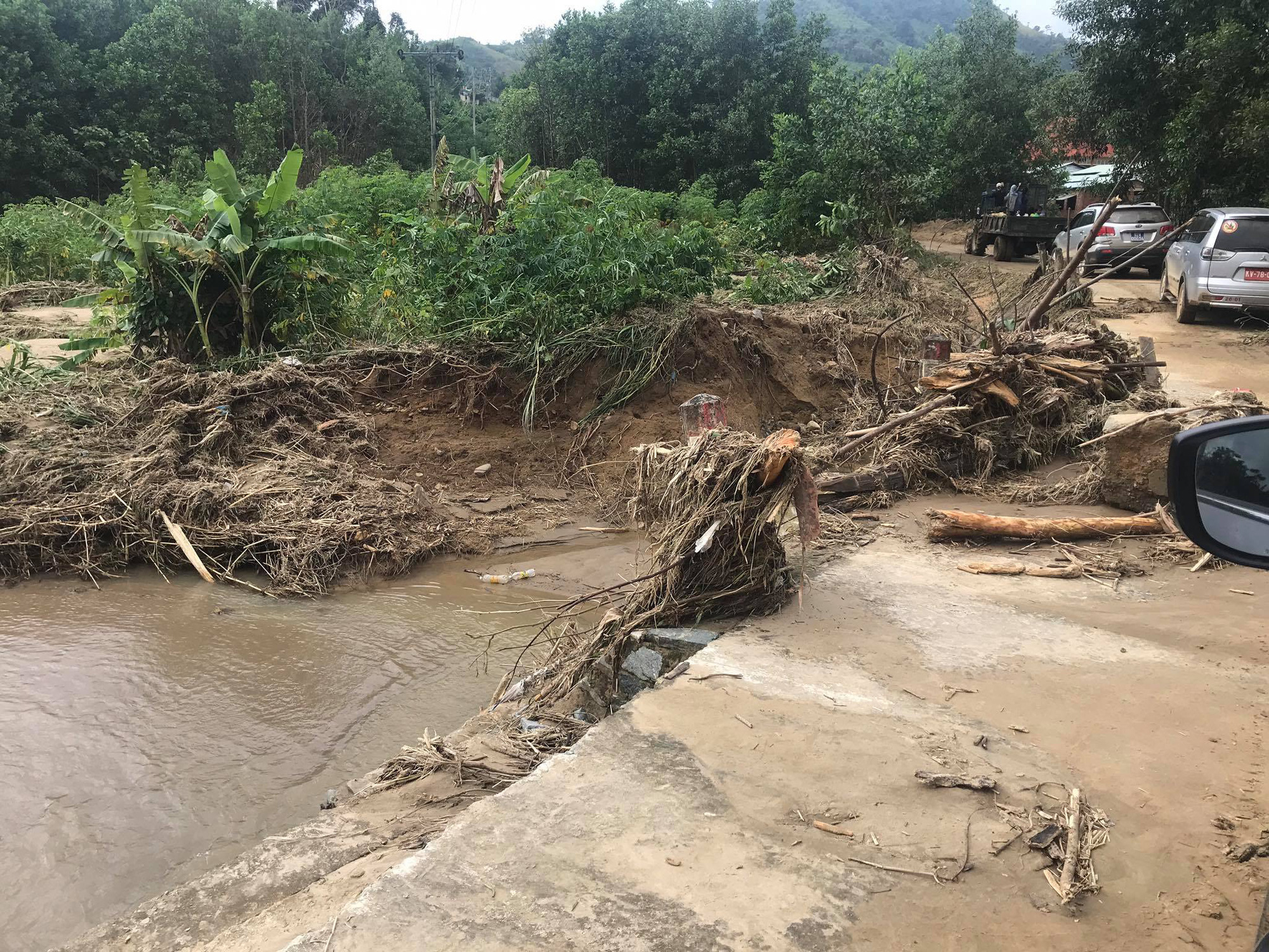 13 người bị v&ugrave;i lấp ở Phước Sơn: Ph&oacute;ng vi&ecirc;n B&aacute;o Người Lao Động ghi nhận h&igrave;nh ảnh sạt lở v&agrave;o hiện trường - Ảnh 7.
