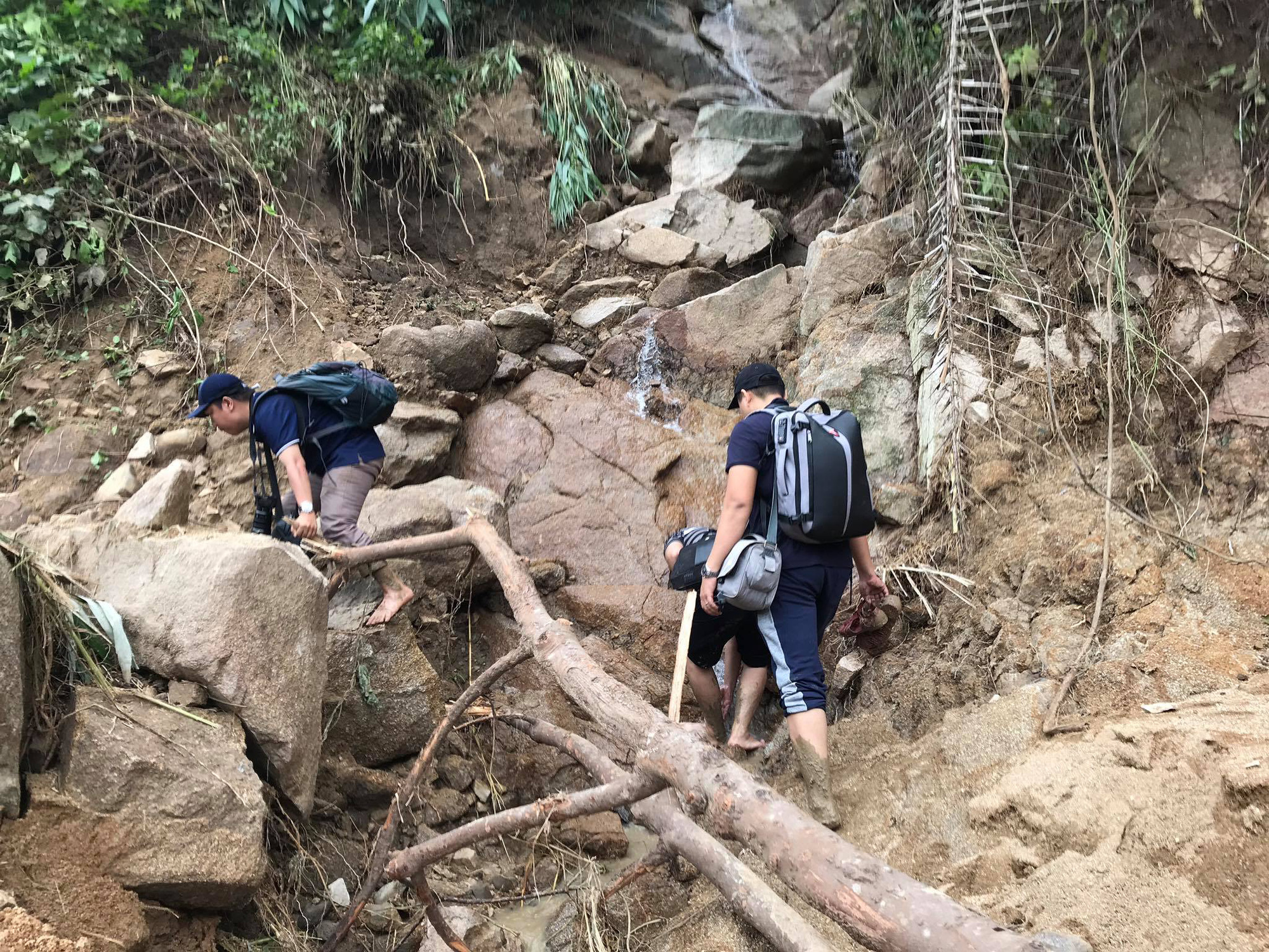 13 người bị v&ugrave;i lấp ở Phước Sơn: B&iacute; thư v&agrave; Chủ tịch tỉnh Quảng Nam băng rừng đến hiện trường - Ảnh 3.