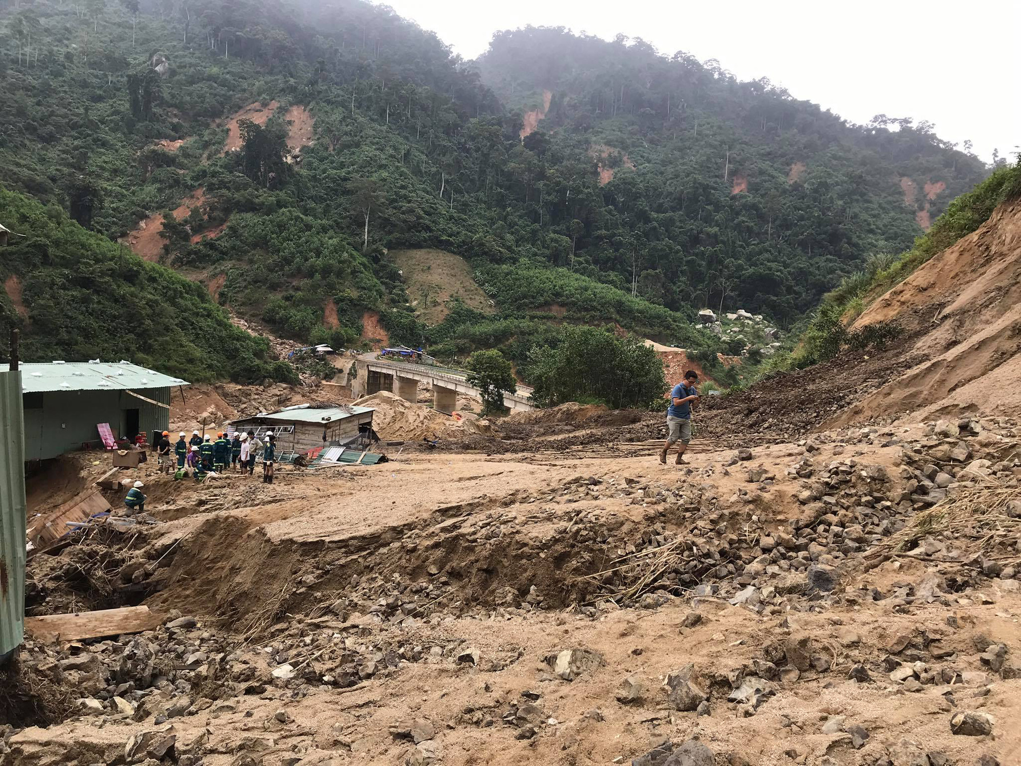 13 người bị v&ugrave;i lấp ở Phước Sơn: B&iacute; thư v&agrave; Chủ tịch tỉnh Quảng Nam băng rừng đến hiện trường - Ảnh 6.