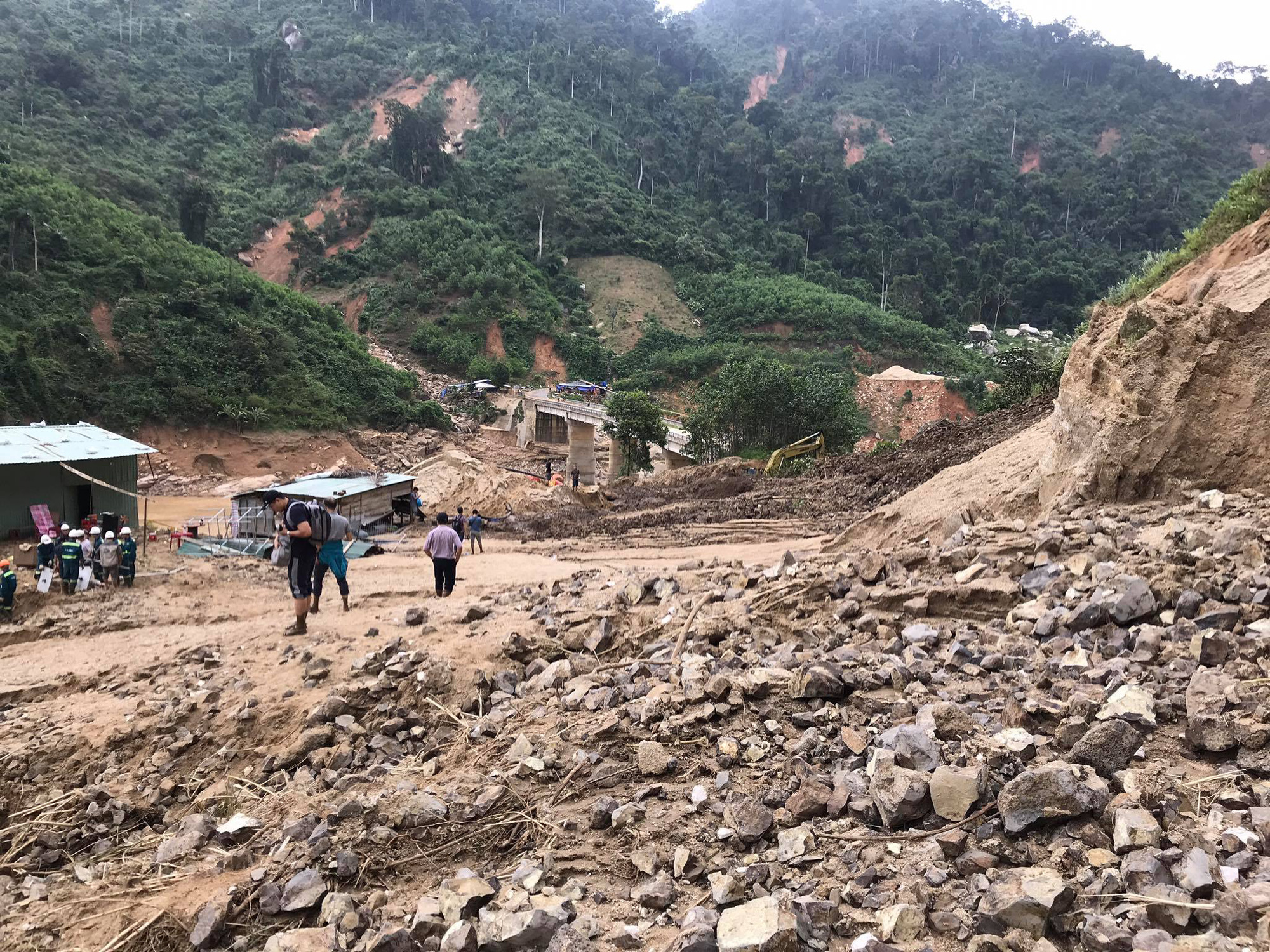 13 người bị v&ugrave;i lấp ở Phước Sơn: B&iacute; thư v&agrave; Chủ tịch tỉnh Quảng Nam băng rừng đến hiện trường - Ảnh 5.