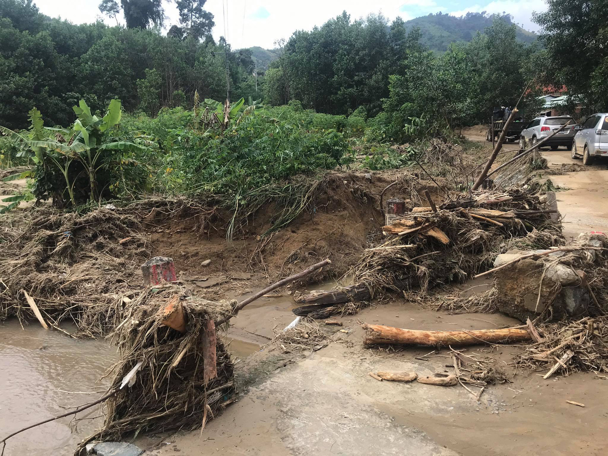 13 người bị v&ugrave;i lấp ở Phước Sơn: Ph&oacute;ng vi&ecirc;n B&aacute;o Người Lao Động ghi nhận h&igrave;nh ảnh sạt lở v&agrave;o hiện trường - Ảnh 4.