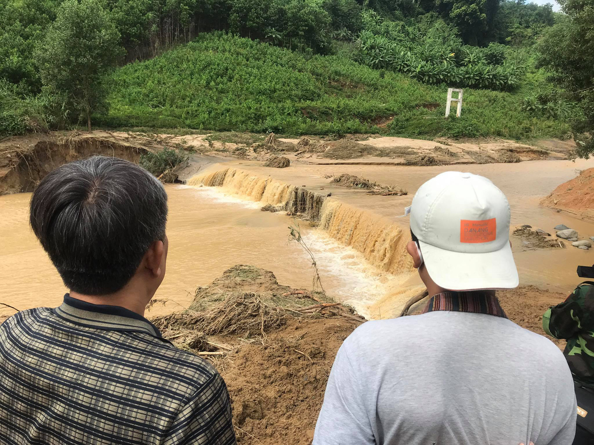 13 người bị v&ugrave;i lấp ở Phước Sơn: Ph&oacute;ng vi&ecirc;n B&aacute;o Người Lao Động ghi nhận h&igrave;nh ảnh sạt lở v&agrave;o hiện trường - Ảnh 3.