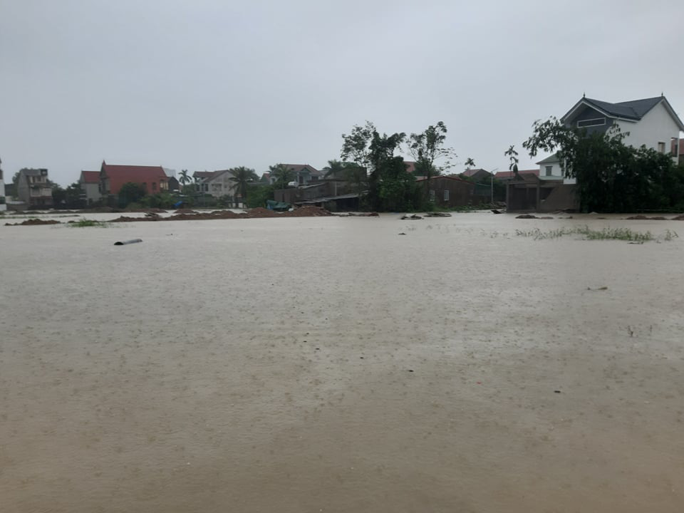 Mưa lớn, h&agrave;ng ng&agrave;n nh&agrave; d&acirc;n ở Nghệ An bị ngập s&acirc;u - Ảnh 19.