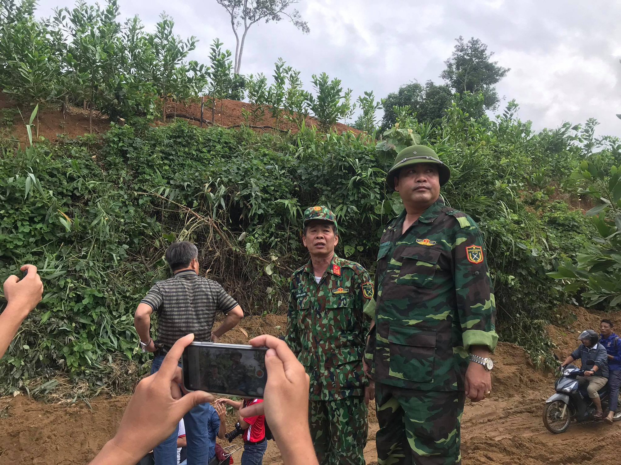 13 người bị v&ugrave;i lấp ở Phước Sơn: Ph&oacute;ng vi&ecirc;n B&aacute;o Người Lao Động ghi nhận h&igrave;nh ảnh sạt lở v&agrave;o hiện trường - Ảnh 1.