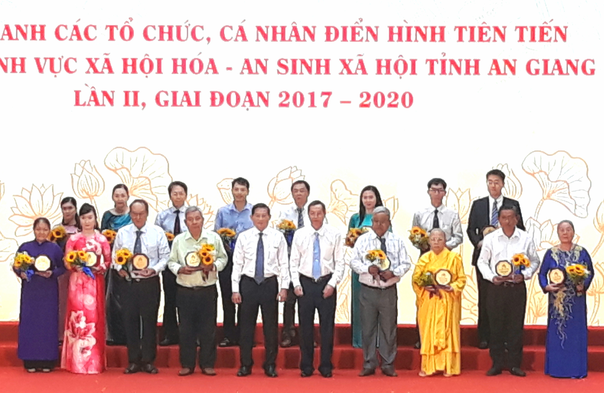 Vinh danh những người sống hết mình vì người nghèo