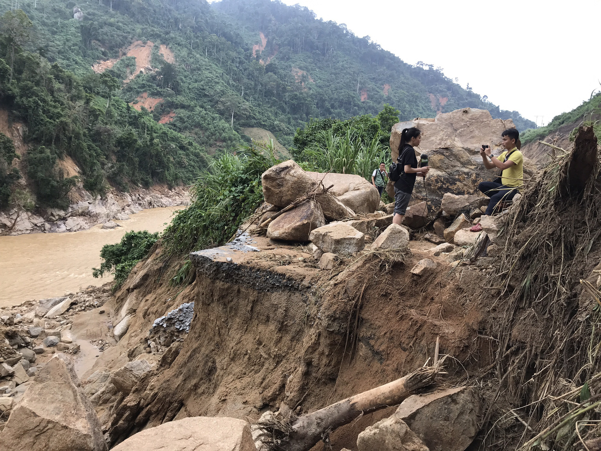 Không thể tìm kiếm những người mất tích tại Phước Sơn bằng thủ công