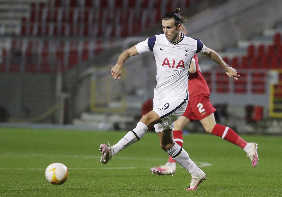 Hậu vệ trượt ch&acirc;n, Tottenham vuột ng&ocirc;i đầu bảng Europa League - Ảnh 1.