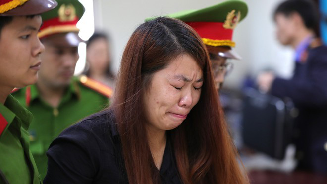 Người phụ nữ bắt c&oacute;c b&eacute; trai 2 tuổi ở Bắc Ninh bật kh&oacute;c nức nở khi bị tuy&ecirc;n 5 năm t&ugrave;