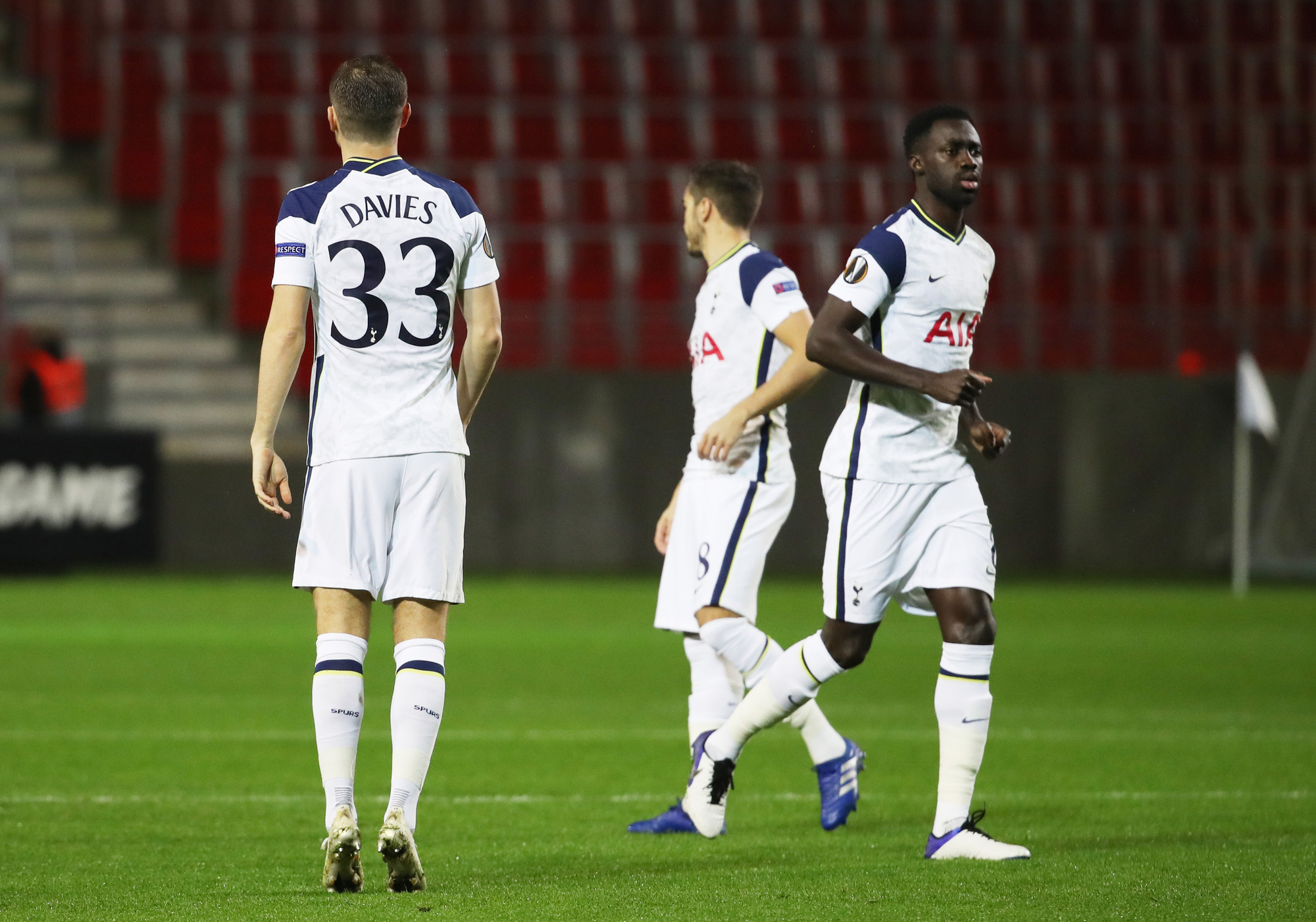 Hậu vệ trượt ch&acirc;n, Tottenham vuột ng&ocirc;i đầu bảng Europa League - Ảnh 3.