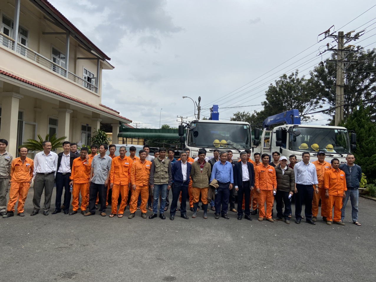 EVNSPC hỗ trợ miền Trung khắc phục sự cố điện do bão số 9