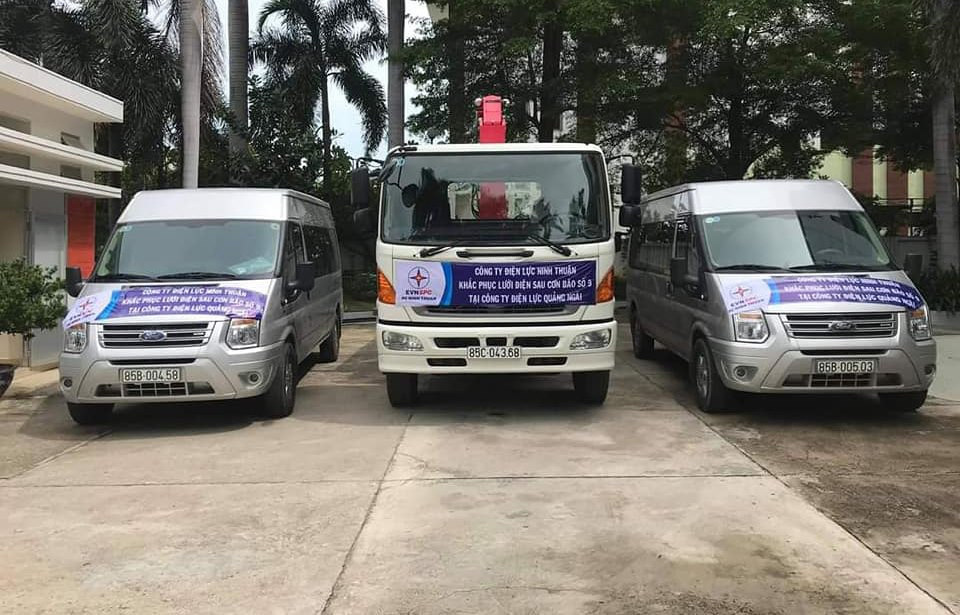 EVNSPC hỗ trợ miền Trung khắc phục sự cố điện do b&atilde;o số 9 - Ảnh 2.