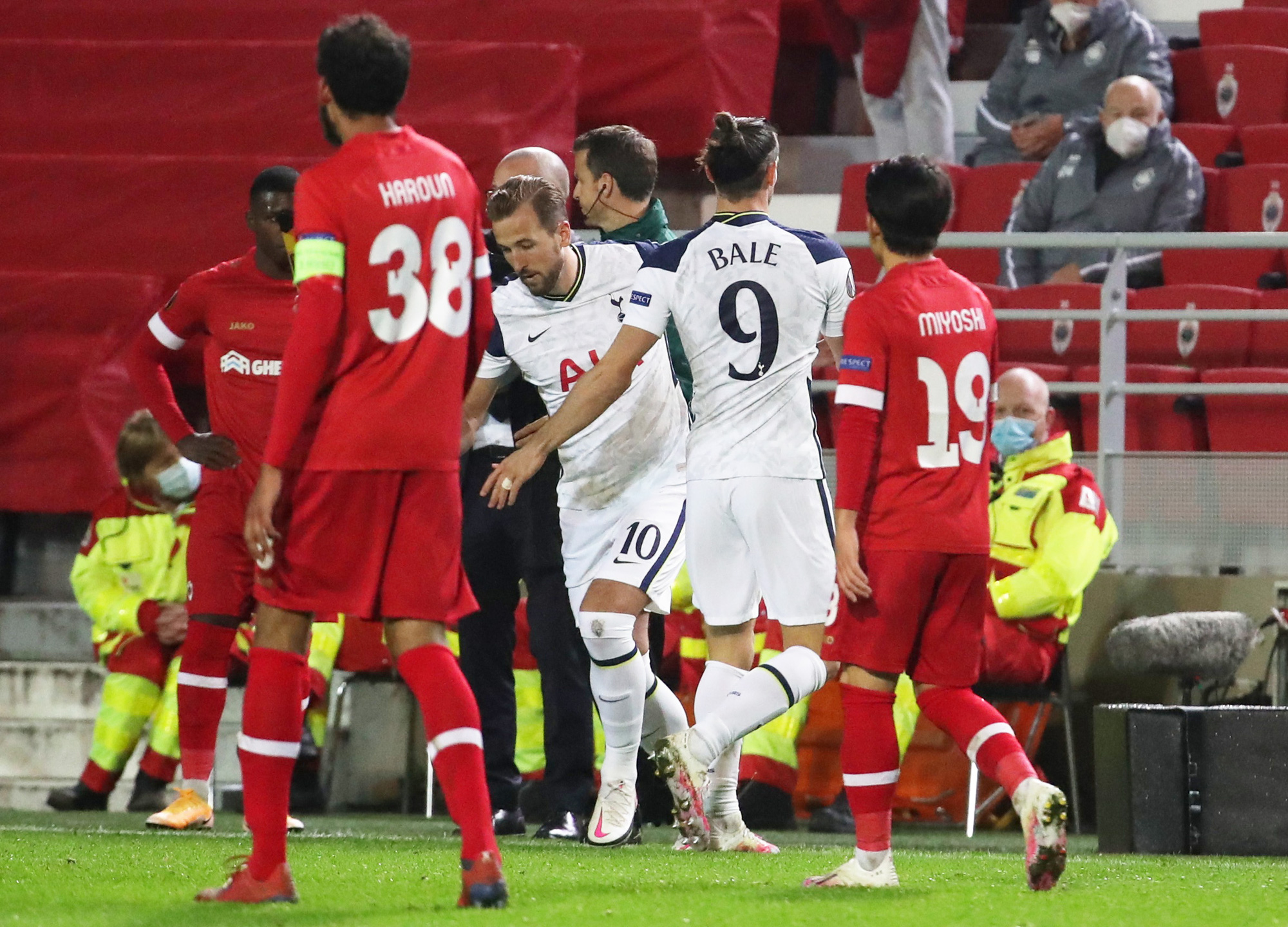 Hậu vệ trượt ch&acirc;n, Tottenham vuột ng&ocirc;i đầu bảng Europa League - Ảnh 6.