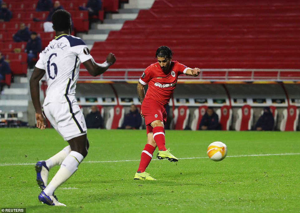 Hậu vệ trượt ch&acirc;n, Tottenham vuột ng&ocirc;i đầu bảng Europa League - Ảnh 4.