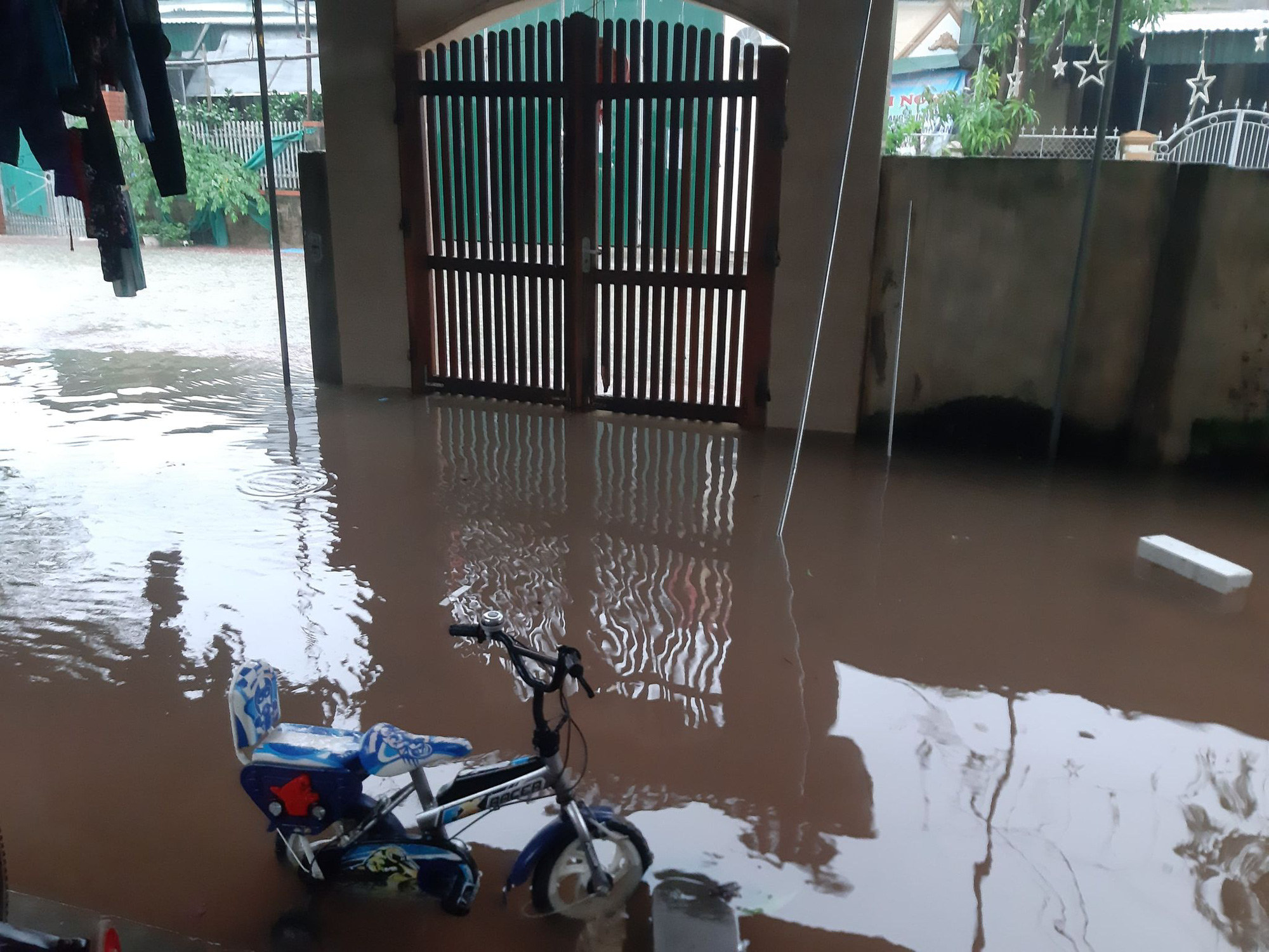 Mưa lớn, h&agrave;ng ng&agrave;n nh&agrave; d&acirc;n ở Nghệ An bị ngập s&acirc;u - Ảnh 6.