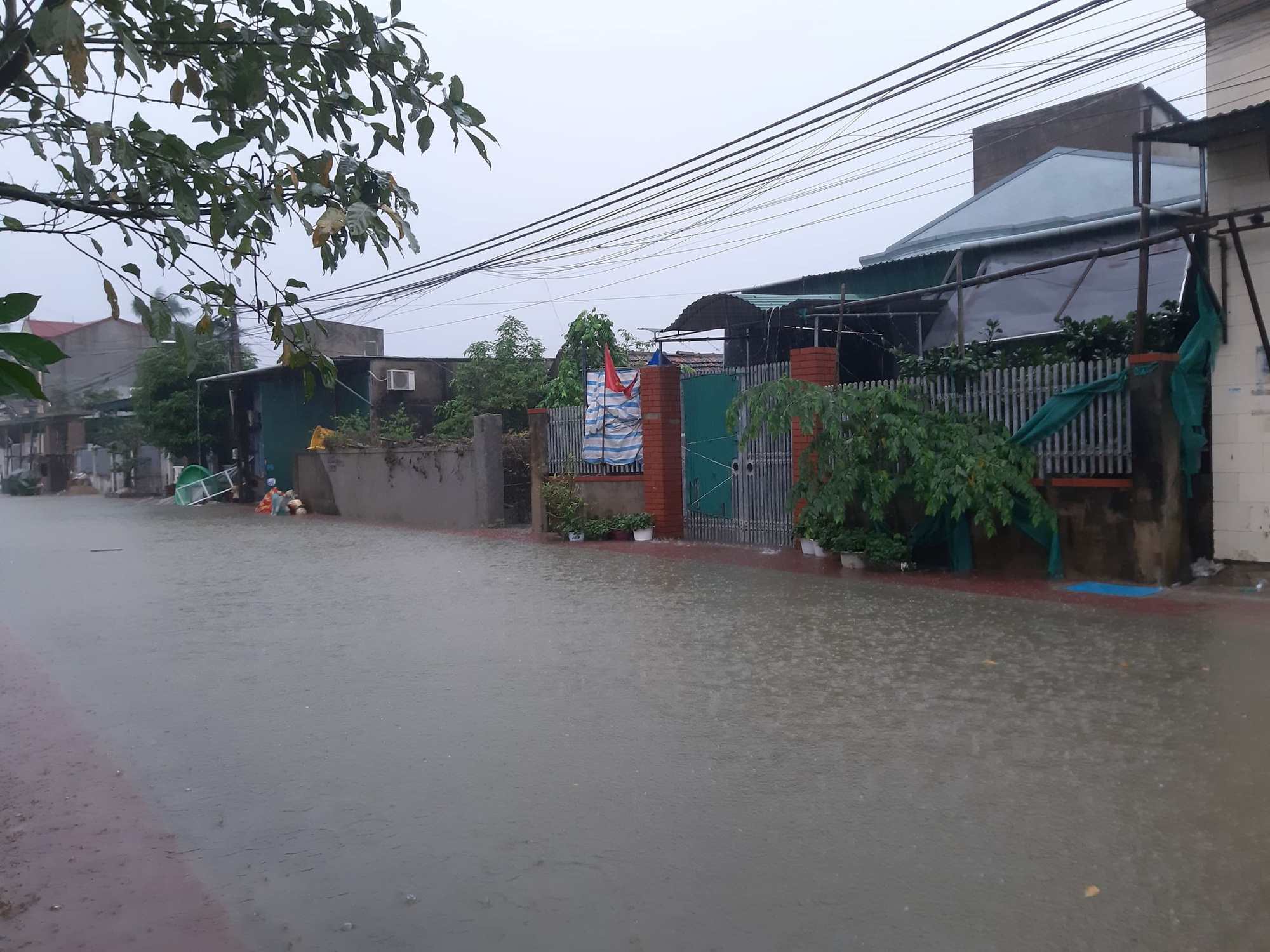 Mưa lớn, h&agrave;ng ng&agrave;n nh&agrave; d&acirc;n ở Nghệ An bị ngập s&acirc;u - Ảnh 5.