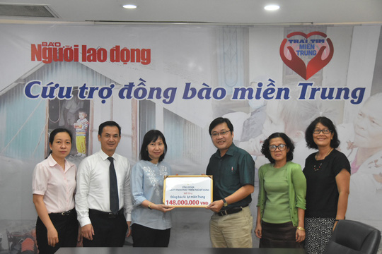 Công ty Phú Mỹ Hưng đến với đồng bào vùng lũ thông qua chương trình "Trái tim miền Trung"