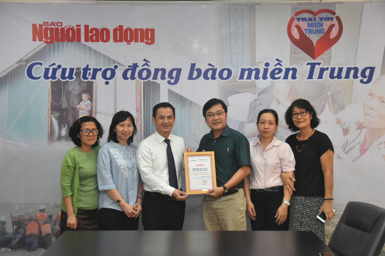 C&ocirc;ng ty Ph&uacute; Mỹ Hưng đến với đồng b&agrave;o v&ugrave;ng lũ th&ocirc;ng qua chương tr&igrave;nh Tr&aacute;i tim miền Trung - Ảnh 2.